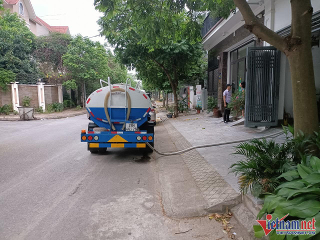 Khu biệt thự nhà giàu ở Hà Nội khốn khổ vì mất nước sinh hoạt - Hình 4 Khu biet thu nha giau o Ha Noi khon kho vi mat nuoc sinh hoat-Hinh-4