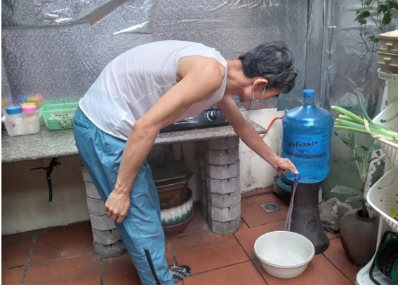 Khu biệt thự nhà giàu ở Hà Nội khốn khổ vì mất nước sinh hoạt - Hình 3 Khu biet thu nha giau o Ha Noi khon kho vi mat nuoc sinh hoat-Hinh-3