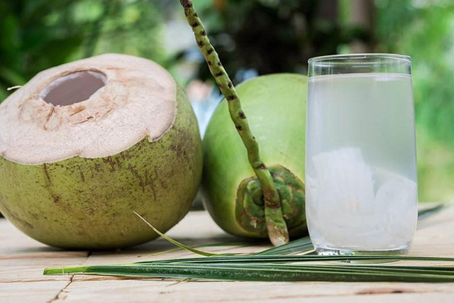 Uống nước dừa vào 4 thời điểm này ngang rước bệnh hại thân Uong nuoc dua vao 4 thoi diem nay ngang ruoc benh hai than