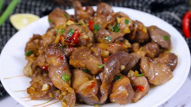 Bộ phận quý nhất của gà bằng 3 vị thuốc bổ, vứt đi cực phí Bo phan quy nhat cua ga bang 3 vi thuoc bo, vut di cuc phi