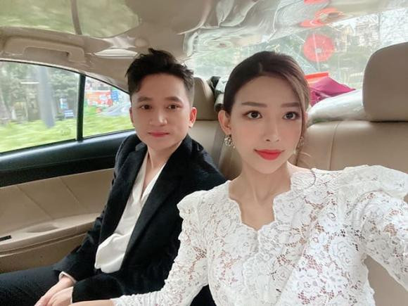 Nghi vấn lộ thiệp cưới của Phan Mạnh Quỳnh và bạn gái - Hình 3 Nghi van lo thiep cuoi cua Phan Manh Quynh va ban gai-Hinh-3