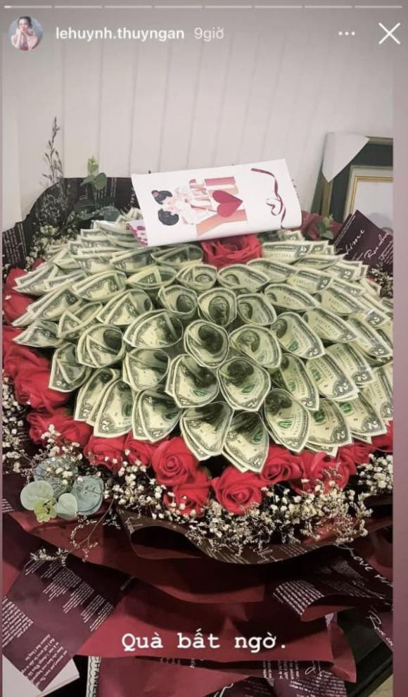 Thuý Ngân được tặng bó hoa toàn tiền đô, fan gọi tên Trương Thế Vinh Thuy Ngan duoc tang bo hoa toan tien do, fan goi ten Truong The Vinh