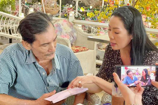 Ngoại hình Thương Tín sau khi được Trịnh Kim Chi đưa đi làm răng - Hình 2 Ngoai hinh Thuong Tin sau khi duoc Trinh Kim Chi dua di lam rang-Hinh-2