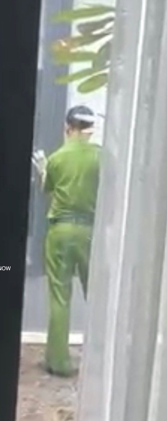 Rộ hình ảnh công an đến nhà Ngọc Trinh điều tra vụ mất trộm Ro hinh anh cong an den nha Ngoc Trinh dieu tra vu mat trom