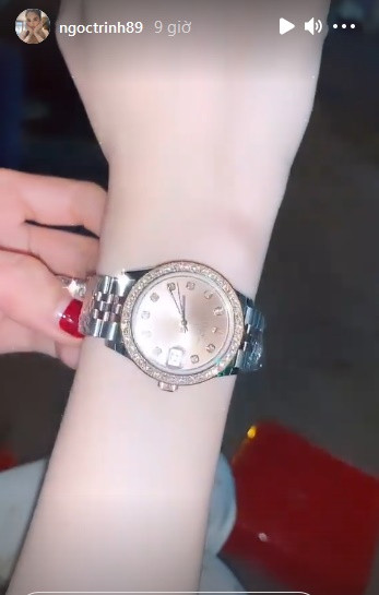 Ngọc Trinh được người chị hào phóng tặng chiếc Rolex giá nửa tỷ - Hình 3 Ngoc Trinh duoc nguoi chi hao phong tang chiec Rolex gia nua ty-Hinh-3