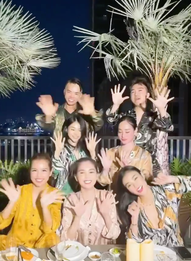 Điều kiện nhập hội bạn Ngọc Trinh: Nộp phí 1 tỷ, không giật bồ nhau - Hình 3 Dieu kien nhap hoi ban Ngoc Trinh: Nop phi 1 ty, khong giat bo nhau-Hinh-3