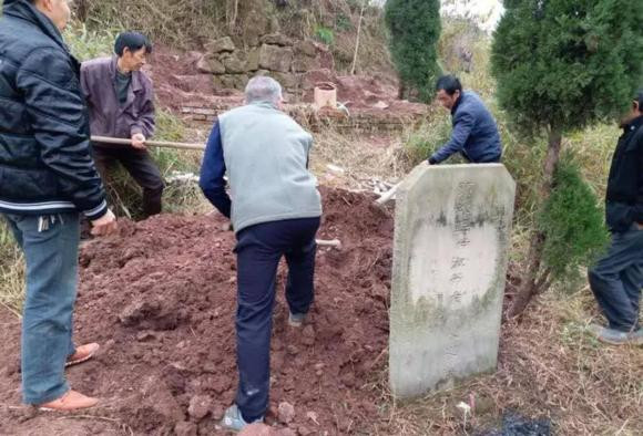 “Đừng dời mồ mả, mười lần chín lần sẽ bại trận” là gì? - Hình 4 “Dung doi mo ma, muoi lan chin lan se bai tran” la gi?-Hinh-4