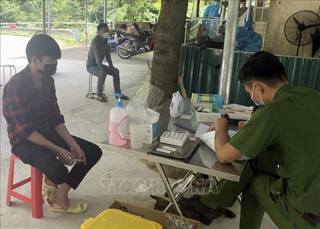 Xử phạt 7 trường hợp tiếp tay người vi phạm qua chốt kiểm dịch Xu phat 7 truong hop tiep tay nguoi vi pham qua chot kiem dich