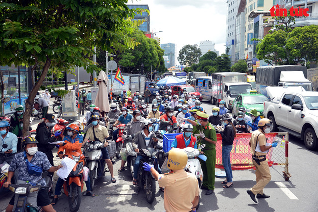 TP.HCM: Người dân đổ ra đường gây ùn tắc các chốt kiểm soát TP.HCM: Nguoi dan do ra duong gay un tac cac chot kiem soat