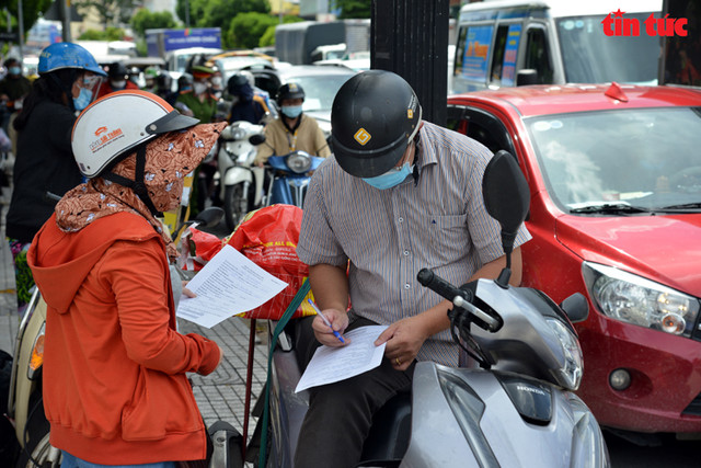 TP.HCM: Người dân đổ ra đường gây ùn tắc các chốt kiểm soát - Hình 6 TP.HCM: Nguoi dan do ra duong gay un tac cac chot kiem soat-Hinh-6