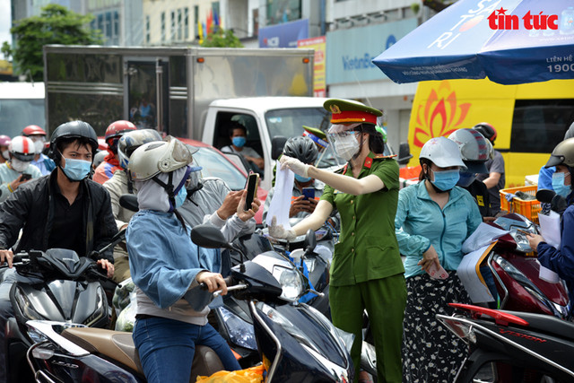 TP.HCM: Người dân đổ ra đường gây ùn tắc các chốt kiểm soát - Hình 3 TP.HCM: Nguoi dan do ra duong gay un tac cac chot kiem soat-Hinh-3