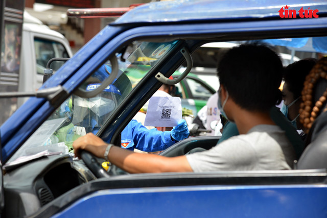 TP.HCM: Người dân đổ ra đường gây ùn tắc các chốt kiểm soát - Hình 4 TP.HCM: Nguoi dan do ra duong gay un tac cac chot kiem soat-Hinh-4