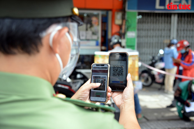 TP.HCM: Người dân đổ ra đường gây ùn tắc các chốt kiểm soát - Hình 9 TP.HCM: Nguoi dan do ra duong gay un tac cac chot kiem soat-Hinh-9