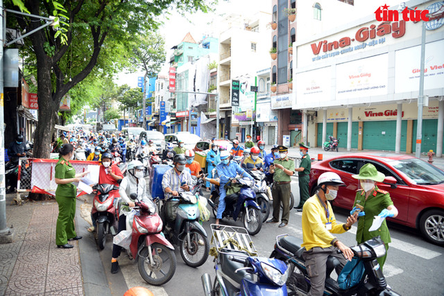TP.HCM: Người dân đổ ra đường gây ùn tắc các chốt kiểm soát - Hình 10 TP.HCM: Nguoi dan do ra duong gay un tac cac chot kiem soat-Hinh-10
