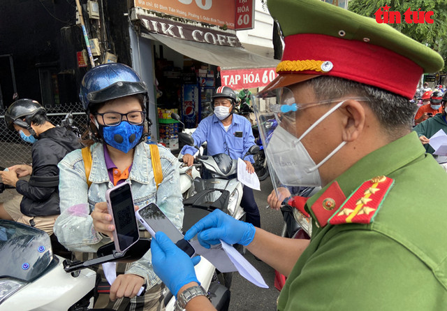 TP.HCM: Người dân đổ ra đường gây ùn tắc các chốt kiểm soát - Hình 11 TP.HCM: Nguoi dan do ra duong gay un tac cac chot kiem soat-Hinh-11