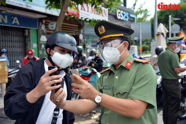 TP.HCM: Người dân đổ ra đường gây ùn tắc các chốt kiểm soát - Hình 8 TP.HCM: Nguoi dan do ra duong gay un tac cac chot kiem soat-Hinh-8