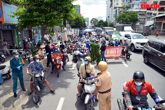 TP.HCM: Người dân đổ ra đường gây ùn tắc các chốt kiểm soát - Hình 7 TP.HCM: Nguoi dan do ra duong gay un tac cac chot kiem soat-Hinh-7