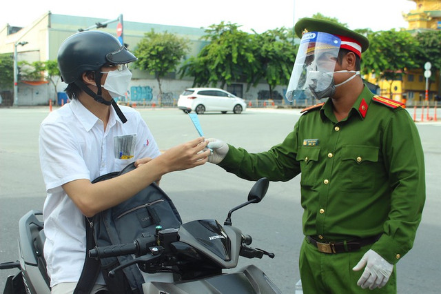 Công an TP.HCM hướng dẫn 11 vấn đề kiểm tra giấy đi đường nội đô Cong an TP.HCM huong dan 11 van de kiem tra giay di duong noi do
