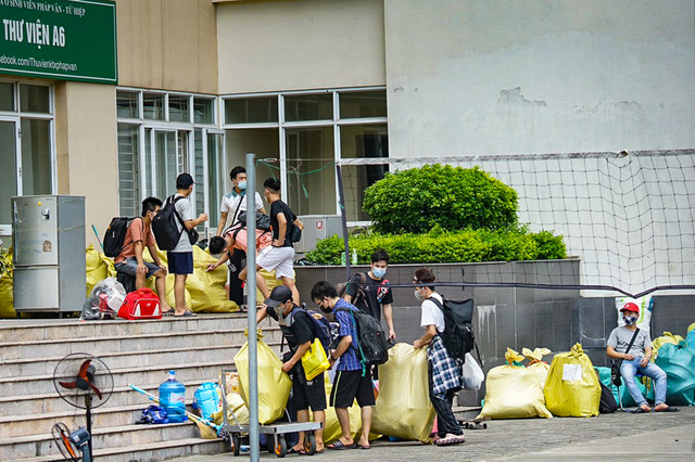 Sinh viên rời Pháp Vân-Tứ Hiệp, nhường chỗ cho cơ sở điều trị COVID-19 - Hình 6 Sinh vien roi Phap Van-Tu Hiep, nhuong cho cho co so dieu tri COVID-19-Hinh-6