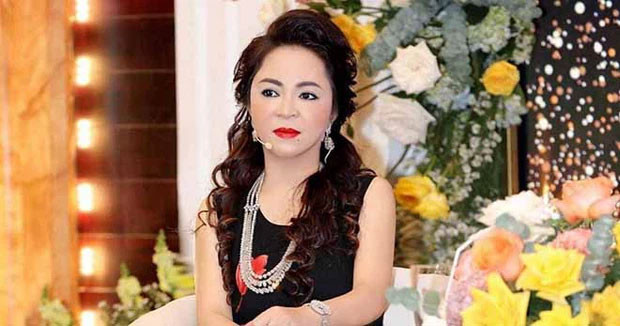 Hoài Linh im lặng khi bà Phương Hằng réo tên, con trai ẩn ý - Hình 2 Hoai Linh im lang khi ba Phuong Hang reo ten, con trai an y-Hinh-2