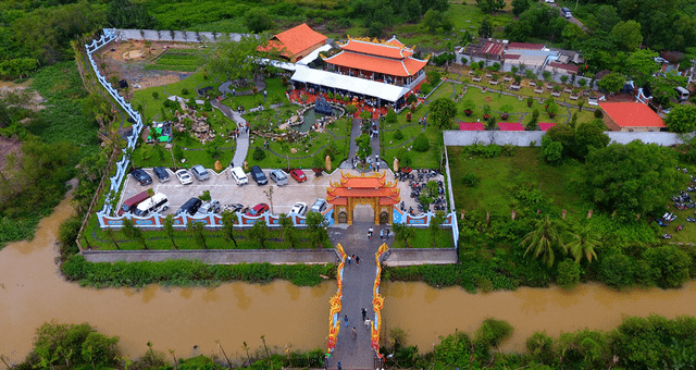 Thú chơi Hoài Linh: Đong kim cương bằng lon, "ngửi" trầm hương chục tỷ - Hình 12 Thu choi Hoai Linh: Dong kim cuong bang lon,