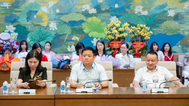 Tổng Thư ký Quốc hội trao quyết định bổ nhiệm cán bộ - Hình 11 Tong Thu ky Quoc hoi trao quyet dinh bo nhiem can bo-Hinh-11