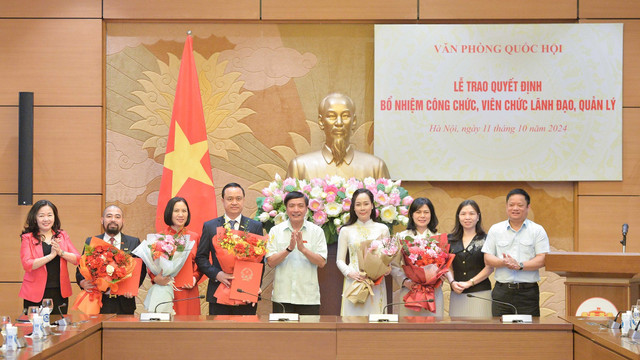 Tổng Thư ký Quốc hội trao quyết định bổ nhiệm cán bộ - Hình 8 Tong Thu ky Quoc hoi trao quyet dinh bo nhiem can bo-Hinh-8