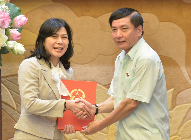 Tổng Thư ký Quốc hội trao quyết định bổ nhiệm cán bộ - Hình 3 Tong Thu ky Quoc hoi trao quyet dinh bo nhiem can bo-Hinh-3