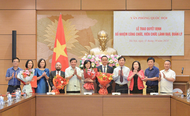 Tổng Thư ký Quốc hội trao quyết định bổ nhiệm cán bộ - Hình 9 Tong Thu ky Quoc hoi trao quyet dinh bo nhiem can bo-Hinh-9