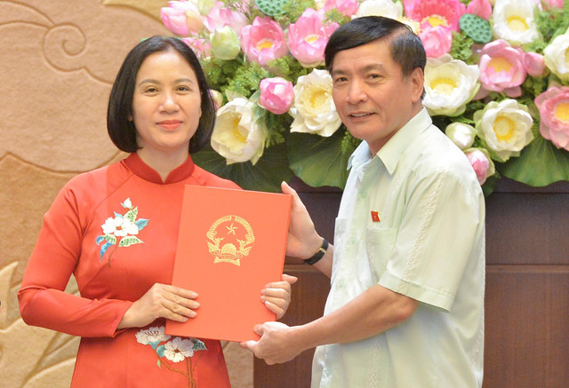 Tổng Thư ký Quốc hội trao quyết định bổ nhiệm cán bộ - Hình 7 Tong Thu ky Quoc hoi trao quyet dinh bo nhiem can bo-Hinh-7