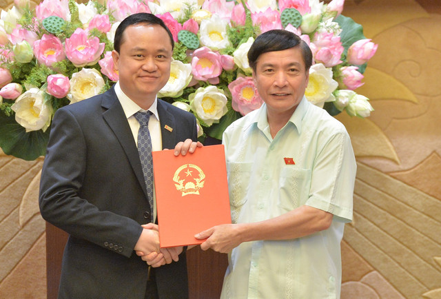 Tổng Thư ký Quốc hội trao quyết định bổ nhiệm cán bộ - Hình 6 Tong Thu ky Quoc hoi trao quyet dinh bo nhiem can bo-Hinh-6