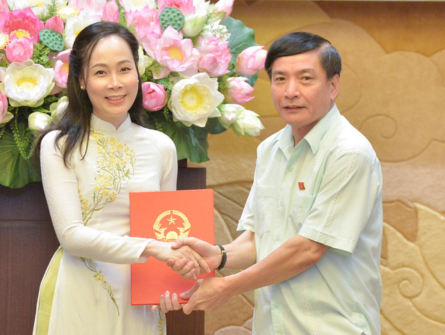 Tổng Thư ký Quốc hội trao quyết định bổ nhiệm cán bộ - Hình 4 Tong Thu ky Quoc hoi trao quyet dinh bo nhiem can bo-Hinh-4
