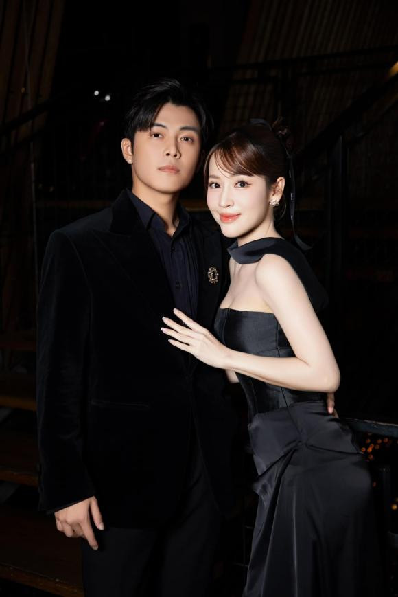 Gin Tuấn Kiệt lộ diện bên Puka trong sinh nhật mẹ vợ, chuẩn "rể quý" - Hình 3 Gin Tuan Kiet lo dien ben Puka trong sinh nhat me vo, chuan