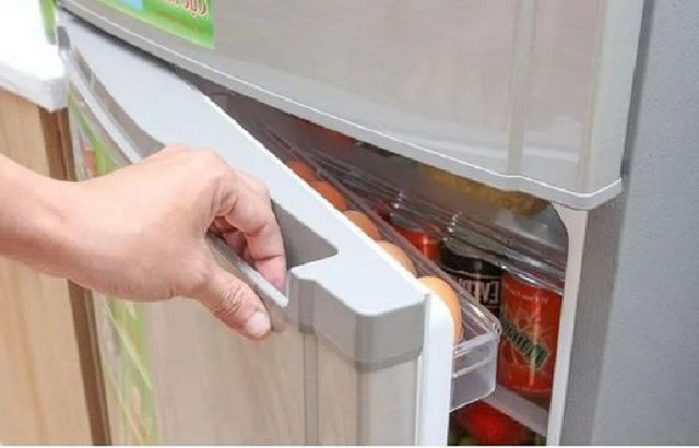 Mẹo kiểm tra gioăng cao su tủ lạnh với một tờ tiền giấy Meo kiem tra gioang cao su tu lanh voi mot to tien giay