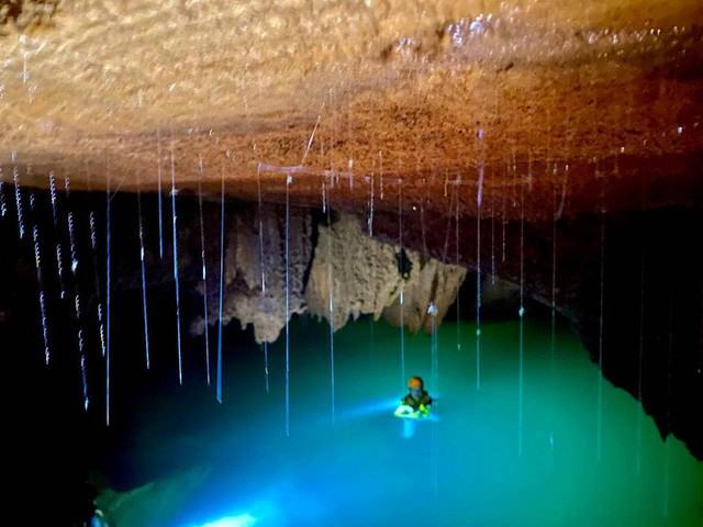 Phát hiện hồ nước bí ẩn, cực đẹp nằm lơ lửng trong hang Thung Phat hien ho nuoc bi an, cuc dep nam lo lung trong hang Thung