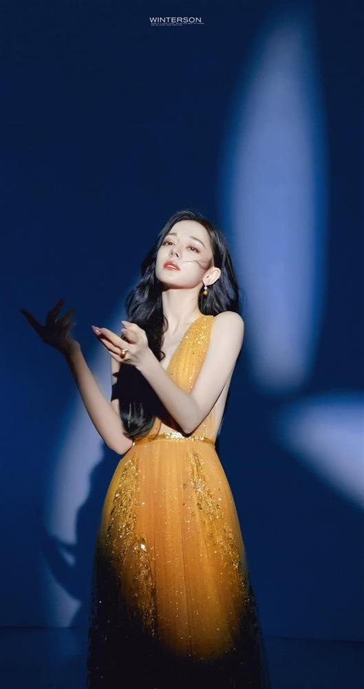 Phát sốt phong cách trang điểm tàn nhang của Địch Lệ Nhiệt Ba - Hình 6 Phat sot phong cach trang diem tan nhang cua Dich Le Nhiet Ba-Hinh-6
