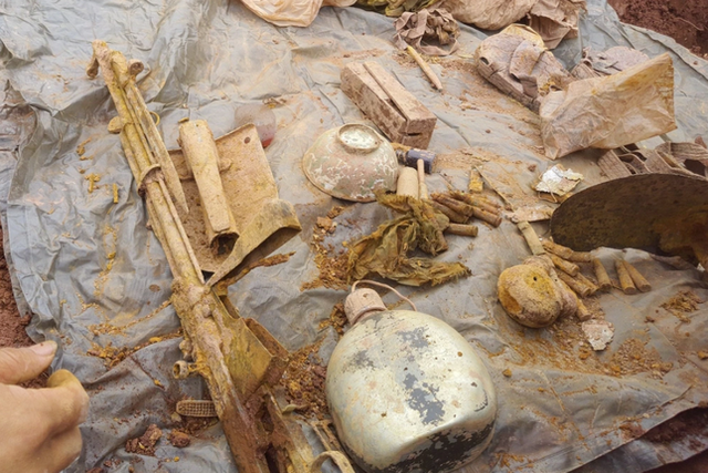 Tìm thấy 61 hài cốt liệt sĩ cùng bình tông, bật lửa Việt Nam - Hình 2 Tim thay 61 hai cot liet si cung binh tong, bat lua Viet Nam-Hinh-2