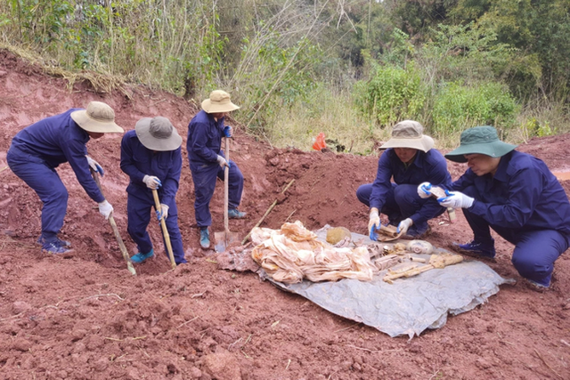 Tìm thấy 61 hài cốt liệt sĩ cùng bình tông, bật lửa Việt Nam Tim thay 61 hai cot liet si cung binh tong, bat lua Viet Nam
