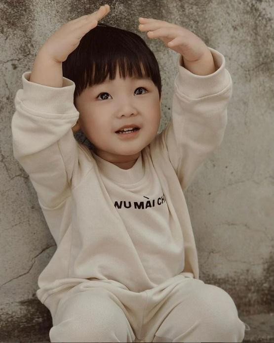 Quý tử mừng sinh nhật Hòa Minzy, nói một câu làm mẹ vỡ òa - Hình 8 Quy tu mung sinh nhat Hoa Minzy, noi mot cau lam me vo oa-Hinh-8