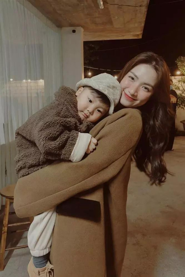 Quý tử mừng sinh nhật Hòa Minzy, nói một câu làm mẹ vỡ òa - Hình 9 Quy tu mung sinh nhat Hoa Minzy, noi mot cau lam me vo oa-Hinh-9