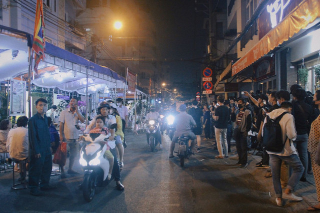 Khán giả vượt đường xa, ở qua đêm tiễn đưa nghệ sĩ Vũ Linh Khan gia vuot duong xa, o qua dem tien dua nghe si Vu Linh