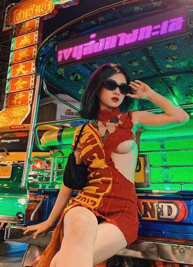 Mặc “hở chân ngực“: Cô gái Sài thành dắt cún đi dạo có hot bằng “thánh nữ Mỳ Gõ“? - Hình 7 Mac “ho chan nguc“: Co gai Sai thanh dat cun di dao co hot bang “thanh nu My Go“?-Hinh-7
