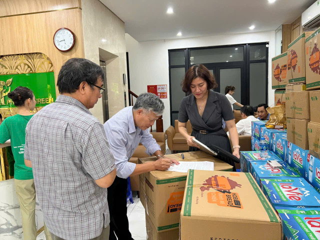 Lần đầu thiết lập cầu vận chuyển miễn phí hàng cứu trợ bão lũ - Hình 2 Lan dau thiet lap cau van chuyen mien phi hang cuu tro bao lu-Hinh-2