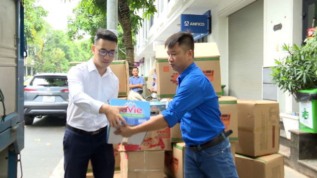 Lần đầu thiết lập cầu vận chuyển miễn phí hàng cứu trợ bão lũ Lan dau thiet lap cau van chuyen mien phi hang cuu tro bao lu