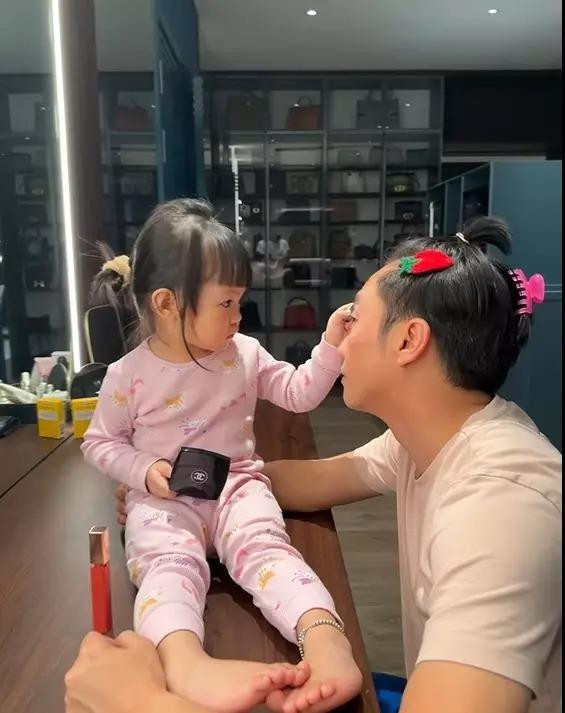 Khoảnh khắc đáng yêu của Cường Đô La khi chiều con hết nấc - Hình 6 Khoanh khac dang yeu cua Cuong Do La khi chieu con het nac-Hinh-6