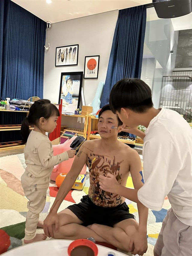Khoảnh khắc đáng yêu của Cường Đô La khi chiều con hết nấc - Hình 4 Khoanh khac dang yeu cua Cuong Do La khi chieu con het nac-Hinh-4