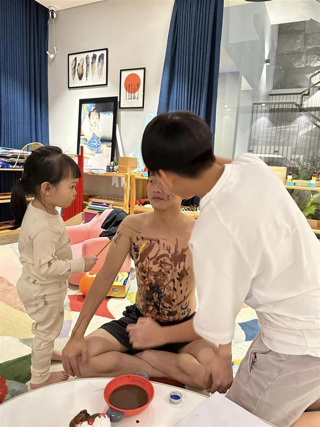 Khoảnh khắc đáng yêu của Cường Đô La khi chiều con hết nấc - Hình 5 Khoanh khac dang yeu cua Cuong Do La khi chieu con het nac-Hinh-5