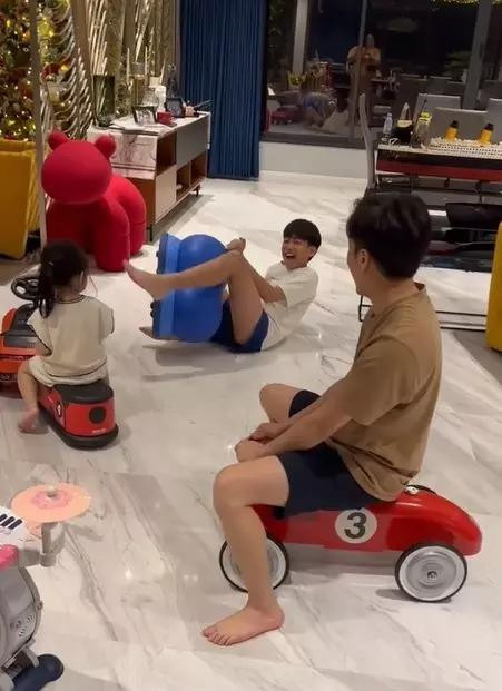 Khoảnh khắc đáng yêu của Cường Đô La khi chiều con hết nấc - Hình 8 Khoanh khac dang yeu cua Cuong Do La khi chieu con het nac-Hinh-8