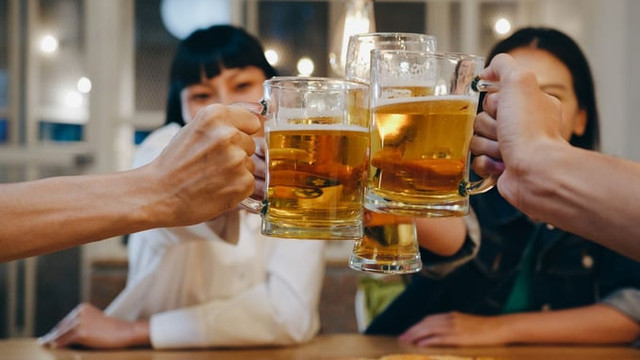 Vì sao có người uống mãi không say, có người nửa ly đã “gục"? Vi sao co nguoi uong mai khong say, co nguoi nua ly da “guc