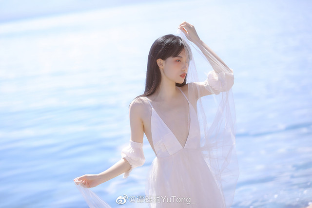 Thiếu nữ Trung Quốc xinh đẹp diện váy cánh chuồn đi biển Thieu nu Trung Quoc xinh dep dien vay canh chuon di bien